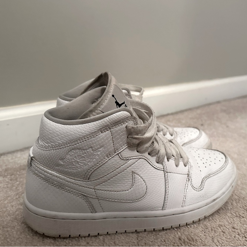 AUTHENTIC White Nike Air Jordan 1 Mid Shoes